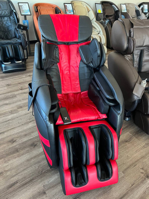 https://www.massagechairplanet.com/cdn/shop/files/xchair_x77_blk-red-front_512x683.jpg?v=1689711707